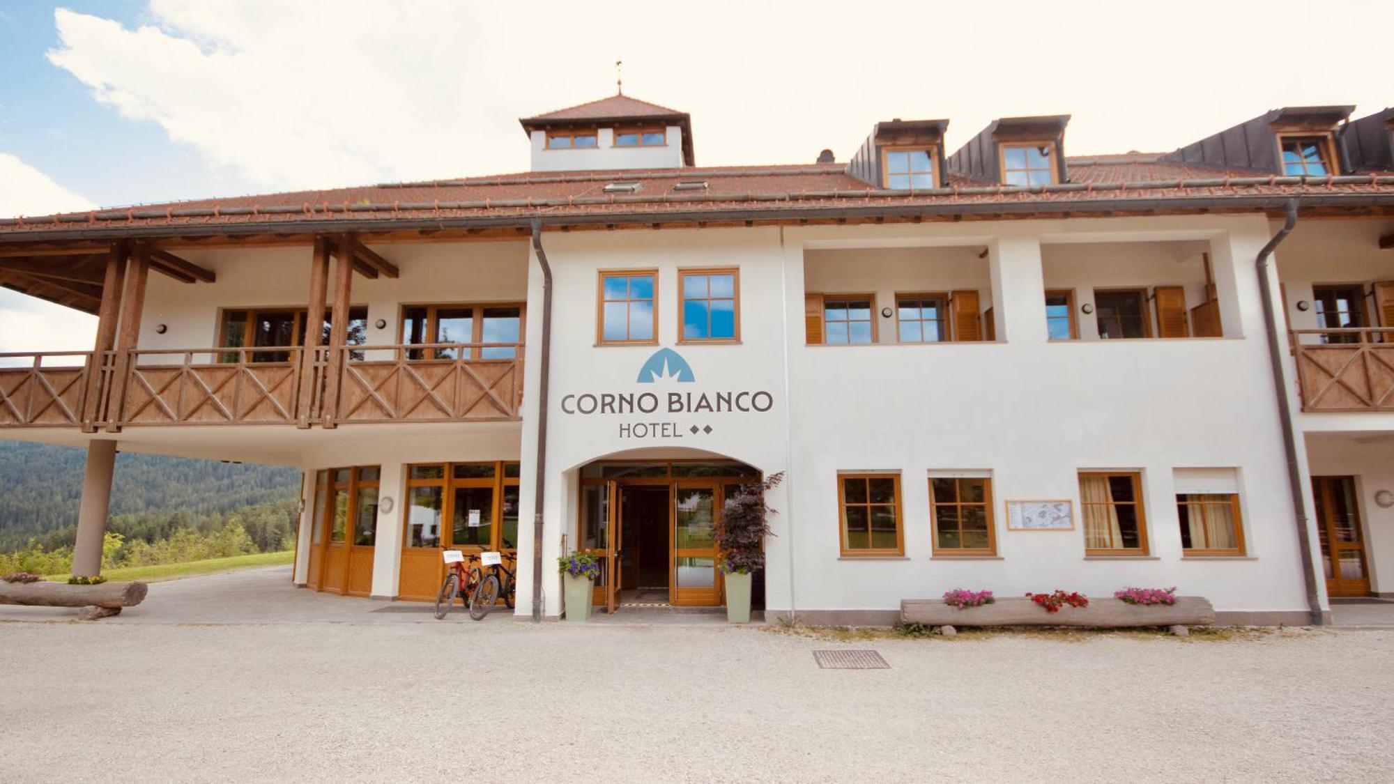 Hotel Corno Bianco Нова Поненте Екстериор снимка