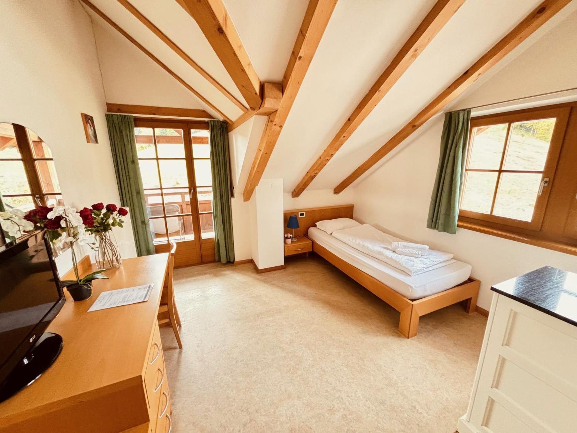 Hotel Corno Bianco Нова Поненте Екстериор снимка