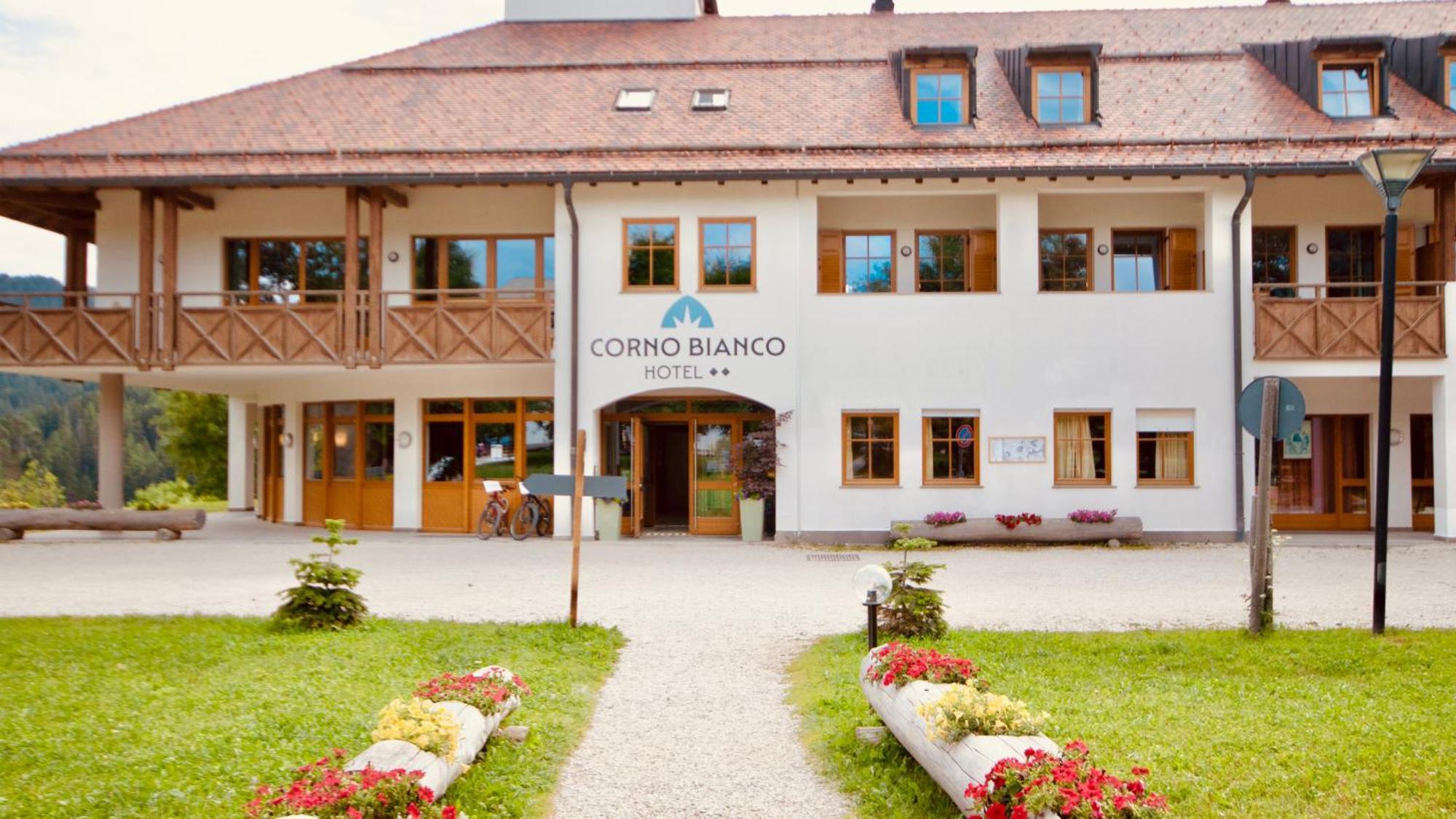 Hotel Corno Bianco Нова Поненте Екстериор снимка