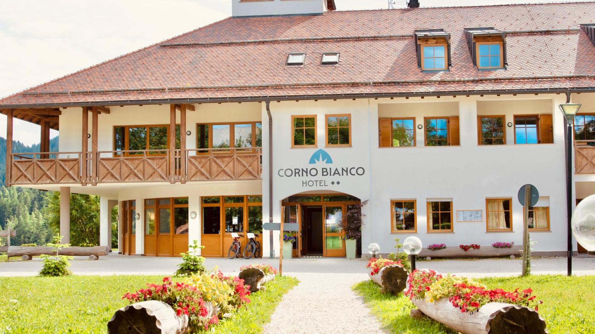 Hotel Corno Bianco Нова Поненте Екстериор снимка