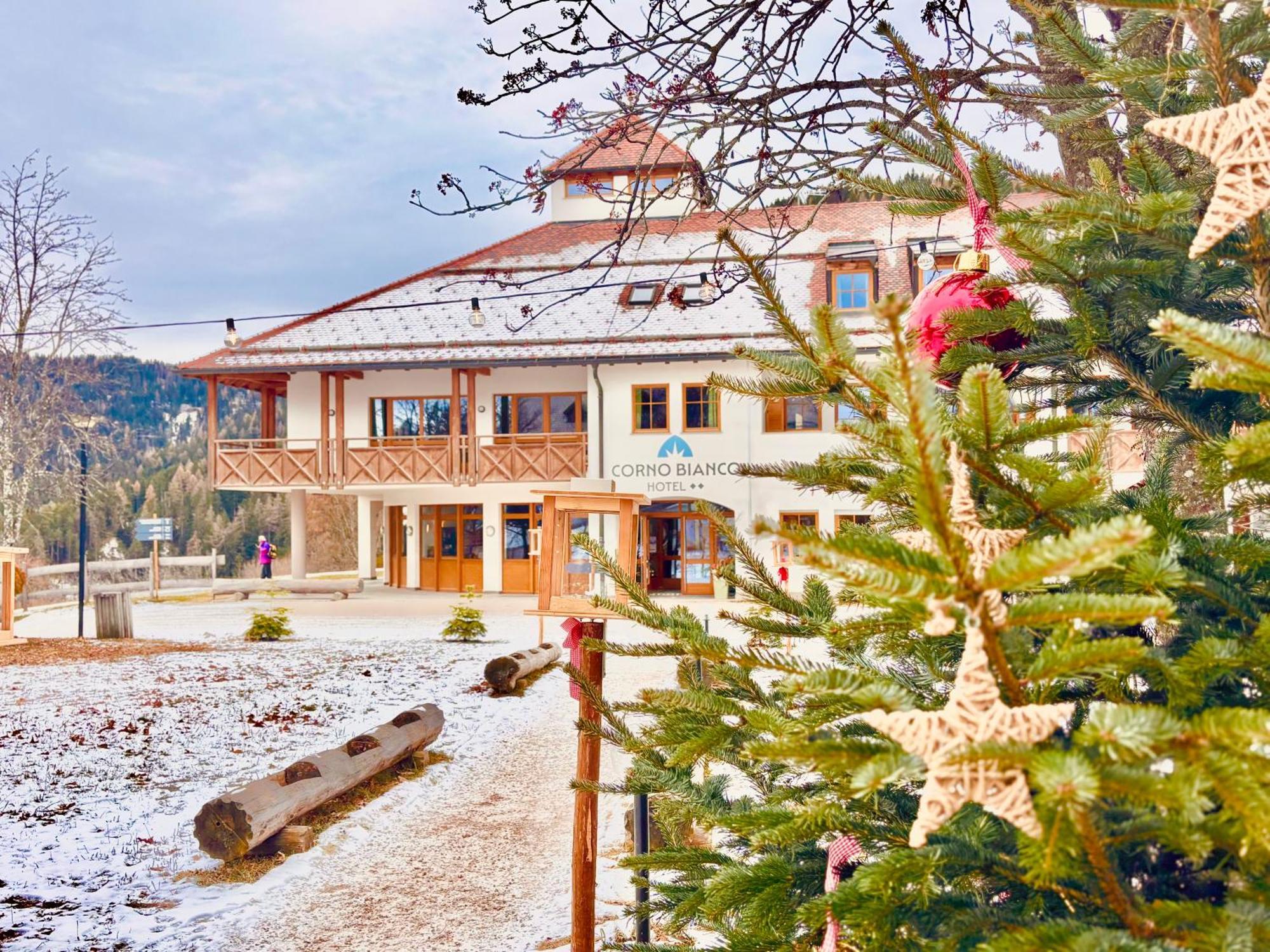Hotel Corno Bianco Нова Поненте Екстериор снимка