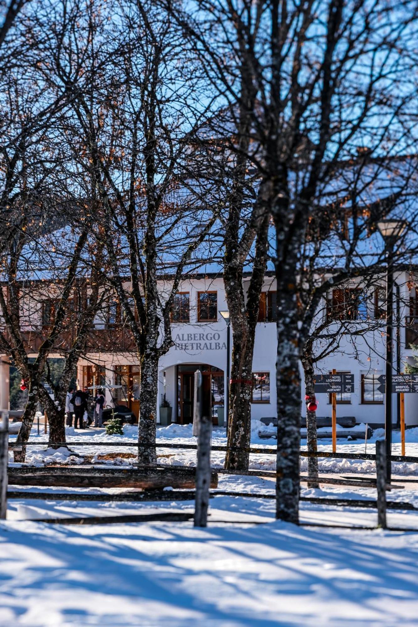 Hotel Corno Bianco Нова Поненте Екстериор снимка