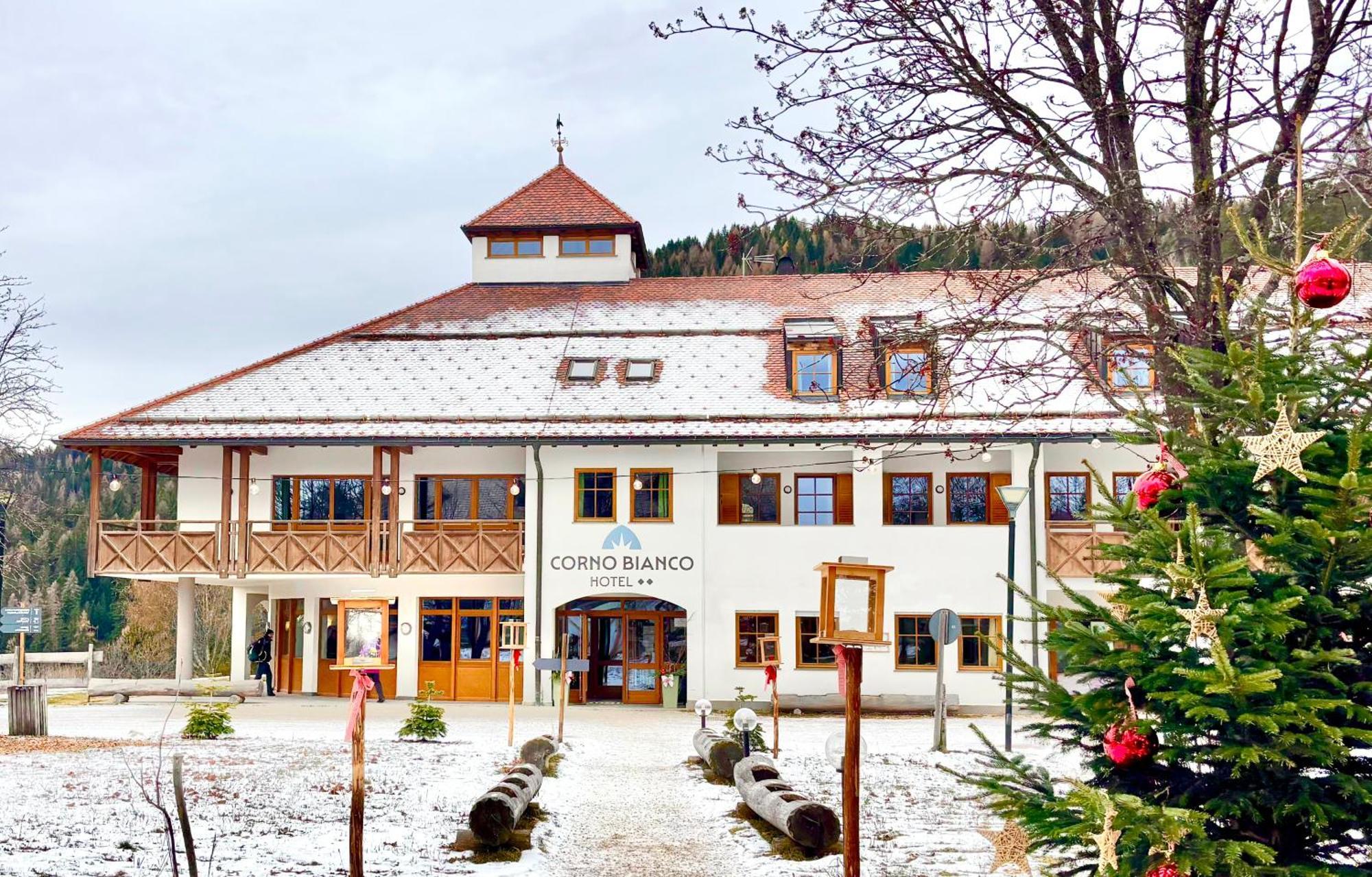 Hotel Corno Bianco Нова Поненте Екстериор снимка